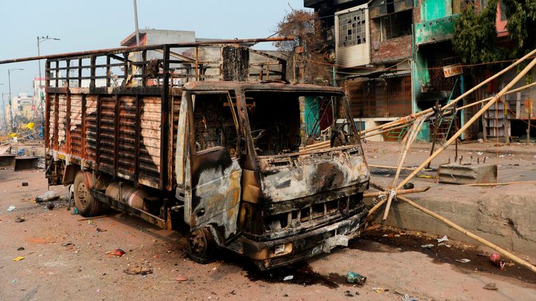 Des véhicules, des bâtiments et des entreprises ont été incendiés lors des émeutes de New Delhi