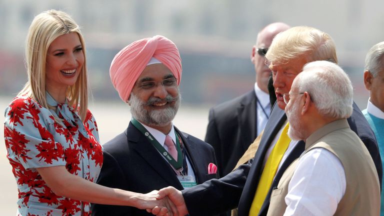 Le président américain Donald Trump salue le conseiller principal de la Maison-Blanche aux États-Unis, Ivanka Trump, à côté du Premier ministre indien Narendra Modi à leur arrivée à l'aéroport international Sardar Vallabhbhai Patel à Ahmedabad, en Inde, le 24 février 2020. REUTERS / Al Drago