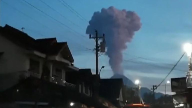 Le mont Merapi entre en éruption en Indonésie