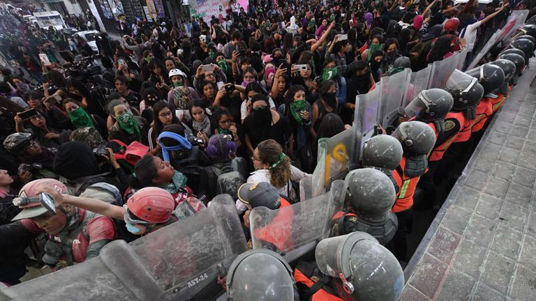 Des manifestants se heurtent à la police alors que des femmes défilent à Mexico, le 14 février 2020, pour protester contre la violence sexiste. - Plusieurs manifestations ont eu lieu vendredi dans la capitale mexicaine et dans d'autres villes du pays après le meurtre d'Ingrid Escamilla, 25 ans, poignardée à mort puis écorchée par son partenaire dans le nord de Mexico le 9 février.