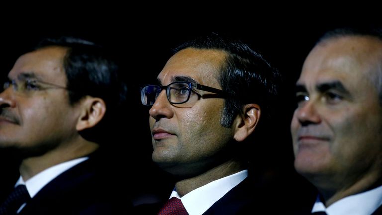 Iqbal Khan (c) était chargé d'attirer des clients fortunés au Credit Suisse