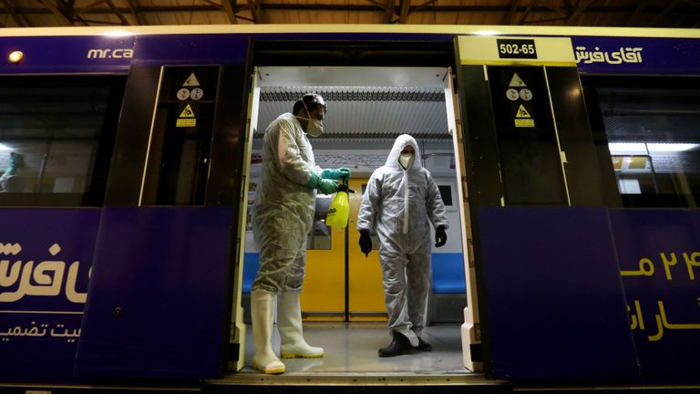 Des employés de la municipalité de Téhéran nettoient un métro pour éviter la propagation de la maladie COVID-19 le 26 février 2020