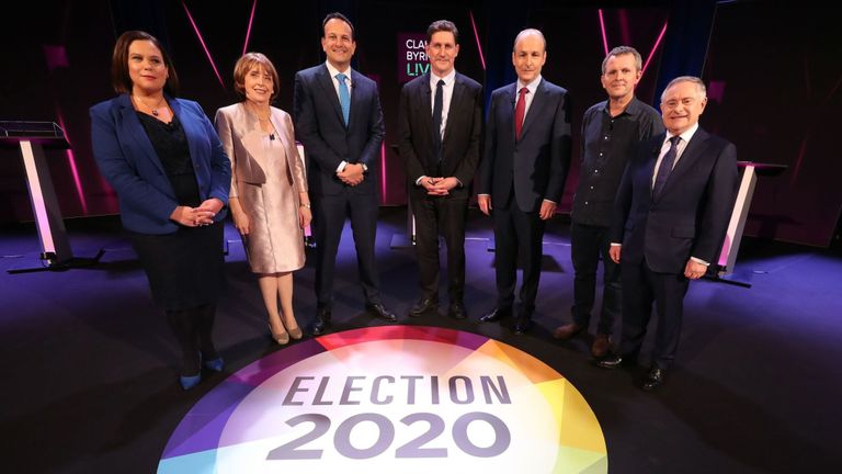 (LR) Mary Lou McDonald, chef du Sinn Fein, Roisin Shortall, chef commun des sociaux-démocrates, chef du Fine Gael, Taoiseach Leo Varadkar, chef du Parti vert Eamon Ryan, chef de Fianna Fail Micheal Martin, Solidarity People Before Profit politicien Richard Boyd Barrett et chef du Parti travailliste irlandais Brendan Howlin pose alors qu'ils montent sur scène pour le débat des dirigeants de RTE à sept voies au campus de l'Université nationale d'Irlande à Galway (NUIG) à Galway, en Irlande, le 27 janvier 2020.