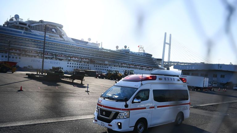 Une ambulance transporte des passagers du navire de croisière Diamond Princess en quarantaine au Japon, alors que 60 autres ont été diagnostiqués avec un coronavirus