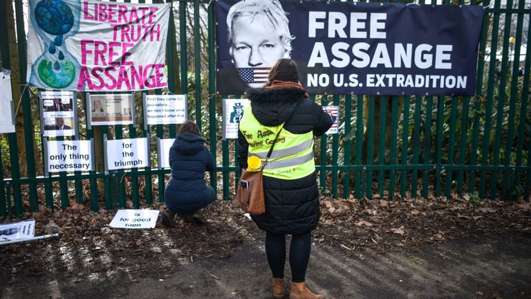 Les partisans du fondateur de WikiLeaks, Julian Assange, manifestent devant le Woolwich Crown Court 