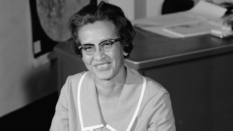 La mathématicienne de recherche de la NASA Katherine Johnson est photographiée à son bureau au Langley Research Center à Hampton, Virginie, États-Unis, dans cette image de 1966. NASA / Document via REUTERS ATTENTION EDITORS - CETTE IMAGE A ÉTÉ FOURNIE PAR UN TIERS.