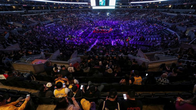 Les gens assistent à un mémorial public pour le grand Kobe Bryant de la NBA, sa fille Gianna et sept autres personnes tuées dans un accident d'hélicoptère le 26 janvier au Staples Center de Los Angeles, Californie, États-Unis, le 24 février 2020. REUTERS / Lucy Nicholson