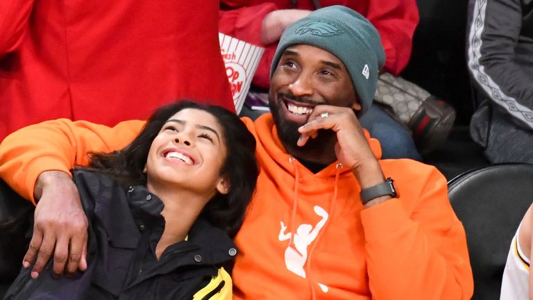 LOS ANGELES, CALIFORNIE - 29 DÉCEMBRE: Kobe Bryant et sa fille Gianna Bryant assistent à un match de basket entre les Los Angeles Lakers et les Dallas Mavericks au Staples Center le 29 décembre 2019 à Los Angeles, Californie. (Photo par Allen Berezovsky / Getty Images)