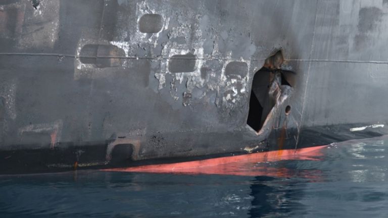 Pénétration de la coque et dommages causés par les explosions du côté tribord du navire-citerne à moteur japonais Kokuka Courageous, qui a été touché par une attaque à la mine de patelle du 13 juin alors qu'il opérait dans le golfe d'Oman