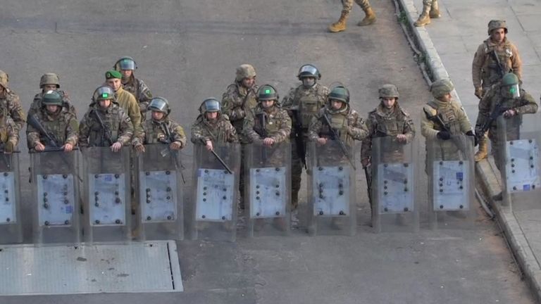 Le personnel de sécurité se prépare à combattre les manifestants