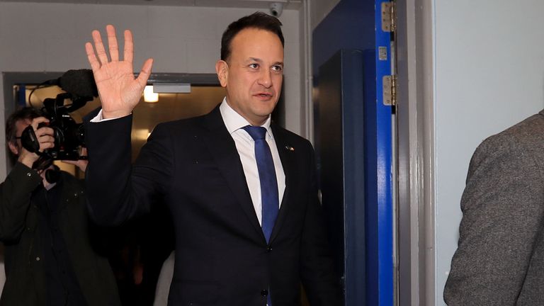 Le chef du Fine Gael Leo Varadkar arrive au centre de comptage le 9 février 2020 à Dublin, Irlande