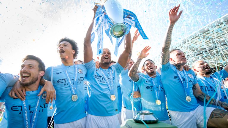 Vincent Kompany de Manchester City soulève le trophée de Premier League