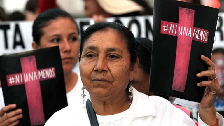 Une femme à Guadalajara avec un panneau indiquant: & quot; Pas un de moins & quot;