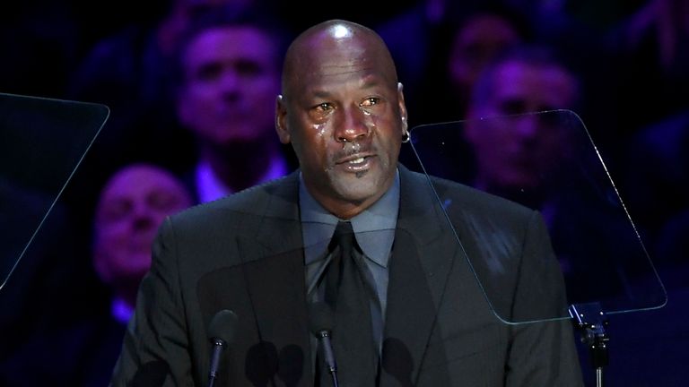 LOS ANGELES, CALIFORNIE - 24 février: Michael Jordan parle au cours de la célébration de la vie pour Kobe & Gianna Bryant au Staples Center le 24 février 2020 à Los Angeles, Californie. (Photo par Kevork Djansezian / Getty Images)
