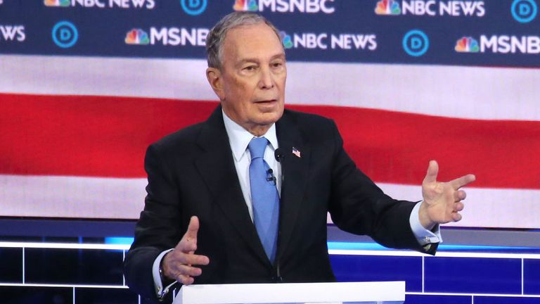M. Bloomberg a reçu un coup de pied de ses rivaux