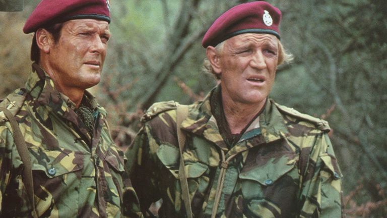 Roger Moore (L) et Richard Harris dans une scène du film Wild Geese de 1978