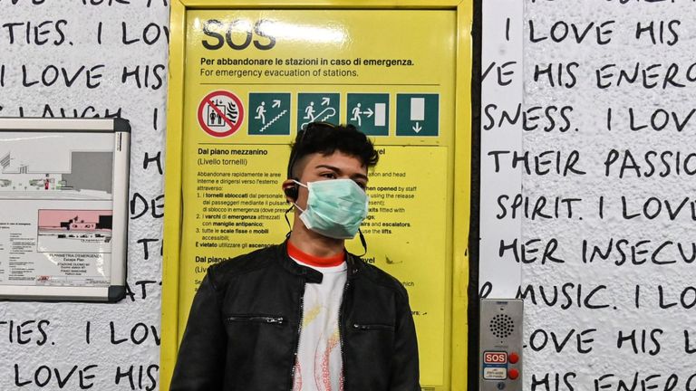 Un homme portant un masque respiratoire regarde dans le métro, à Milan, le 23 février 2020. - Des dizaines de milliers d'Italiens se sont préparés pour une quarantaine d'une semaine dans le nord du pays le 23 février alors que les nerfs commençaient à s'effilocher parmi les habitants face à de nouvelles mesures de verrouillage