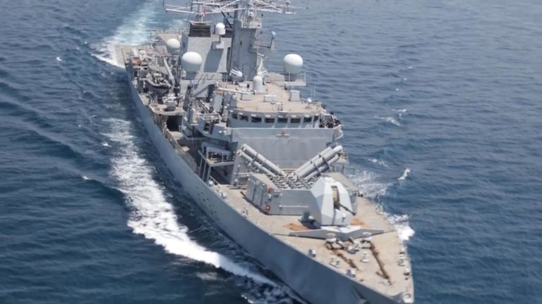 Le navire accompagne les cargos à travers le détroit d'Ormuz.