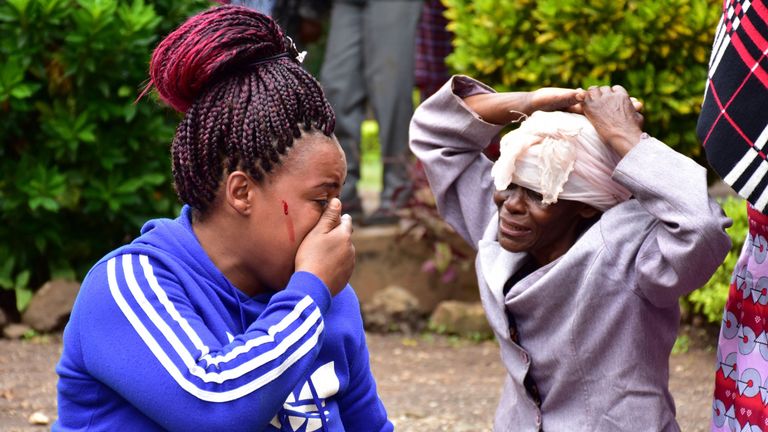 Des résidents de Moshi dans la région du Kilimandjaro, au nord de la Tanzanie, pleurent à l'hôpital de Mawenzi 