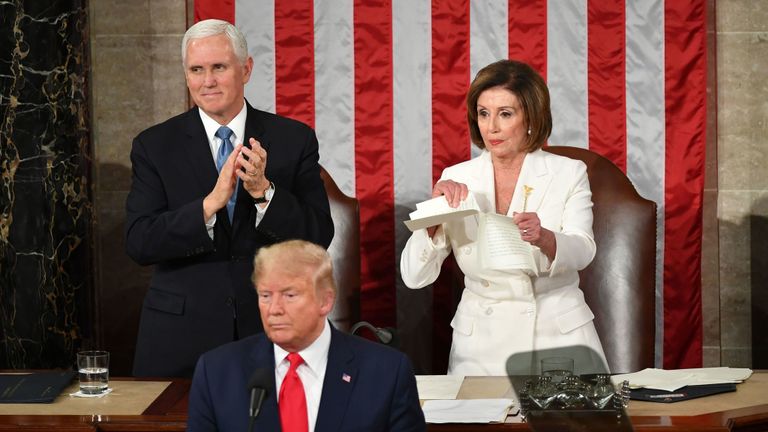 Nancy Pelosi a déchiré une copie du discours sur l'état de l'Union de Donald Trump dans son dos