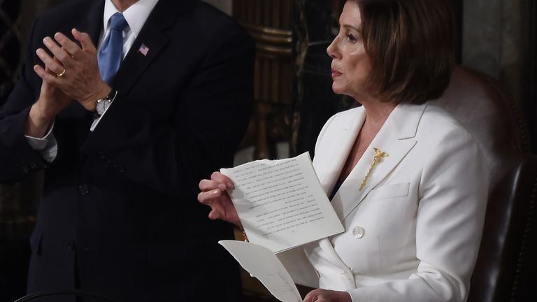 Nancy Pelosi a décrit le discours de M. Trump comme un `` manifeste de fausses vérités ''