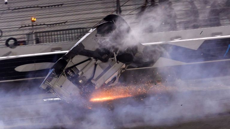 DAYTONA BEACH, FLORIDE - 17 FÉVRIER: Ryan Newman, pilote de la Ford Koch Industries n ° 6, se retourne alors qu'il s'écrase lors de la série de la Coupe NASCAR 62e Daytona 500 à Daytona International Speedway le 17 février 2020 à Daytona Beach, en Floride. (Photo de Chris Graythen / Getty Images)