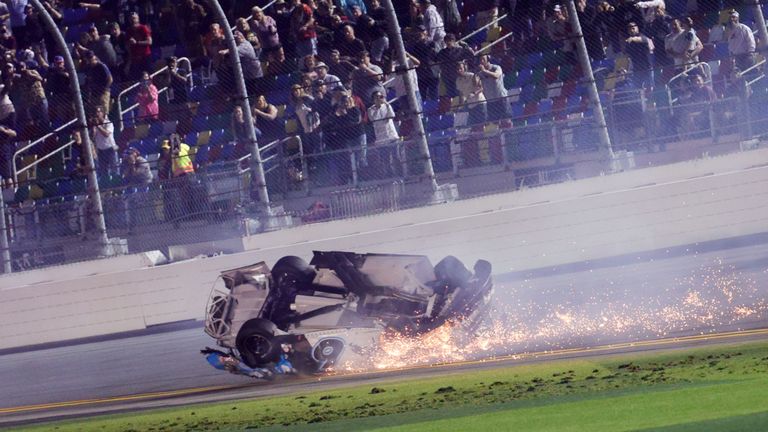 DAYTONA BEACH, FLORIDE - 17 FÉVRIER: Ryan Newman, pilote de la Ford Koch Industries n ° 6, se retourne alors qu'il s'écrase lors de la série de la Coupe NASCAR 62e Daytona 500 à Daytona International Speedway le 17 février 2020 à Daytona Beach, en Floride. (Photo de Chris Graythen / Getty Images)