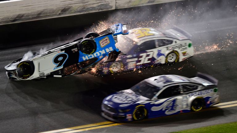DAYTONA BEACH, FLORIDE - 17 FÉVRIER: Ryan Newman, pilote de la Ford Koch Industries n ° 6, se retourne alors qu'il s'écrase lors de la série de la Coupe NASCAR 62e Daytona 500 à Daytona International Speedway le 17 février 2020 à Daytona Beach, en Floride. (Photo de Jared C. Tilton / Getty Images)