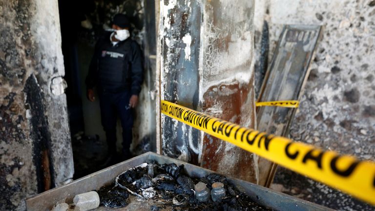 La police examine la scène à Port-au-Prince