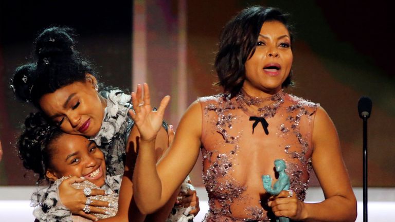 PHOTO DE FICHIER: Taraji P. Henson (R) et Janelle Monae acceptent leur prix pour Cast in a Motion Picture pour 