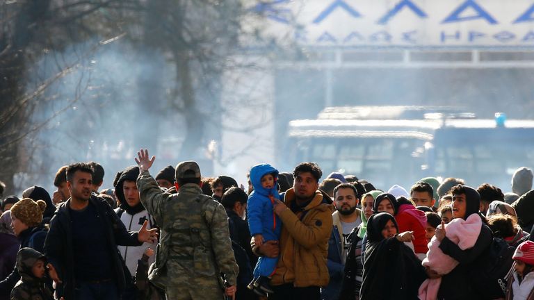 Un groupe de migrants en attente sur un no man's land entre la Turquie et la Grèce