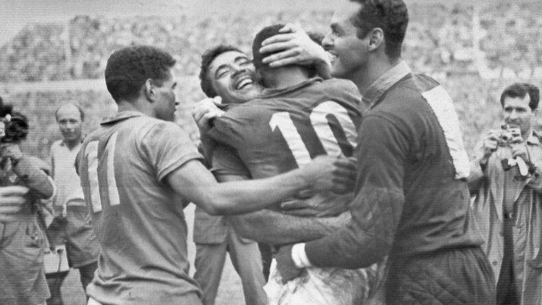 Pelé (numéro 10), célèbre la victoire de la finale de la Coupe du monde de 1958 en Suède