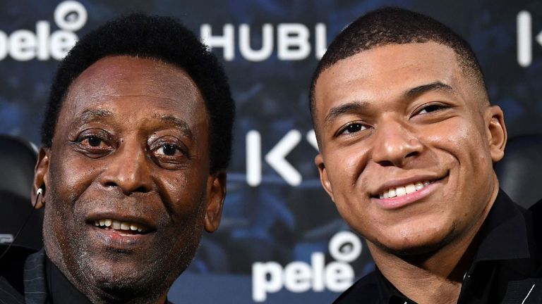 Pelé (à gauche), vu avec la superstar des temps modernes Kylian Mbappe lors d'un événement sponsor à Paris en avril