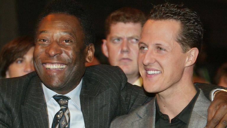 Pelé avec Michael Schumacher, légende mondiale de Formule 1, lors du tirage au sort de la Coupe du monde 2003