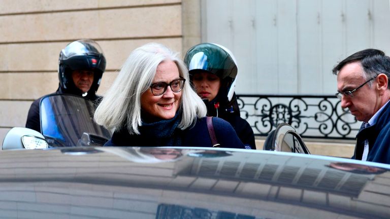 L'épouse de l'ancien premier ministre français François Fillon, Pénélope, quitte son domicile le 24 février 2020 à Paris. - François Fillon est jugé pour des allégations selon lesquelles il aurait détourné plus d'un million d'euros de fonds publics en créant un faux emploi pour sa femme, un scandale qui lui a coûté sa chance à la présidence française en 2017. Les enquêteurs soupçonnent Fillon, 65 ans, d'avoir embauché son L'épouse galloise Penelope est son assistante parlementaire entre 1998 et 2013, sans qu'elle n'ait à faire de travail. (Photo de Martin BUREA