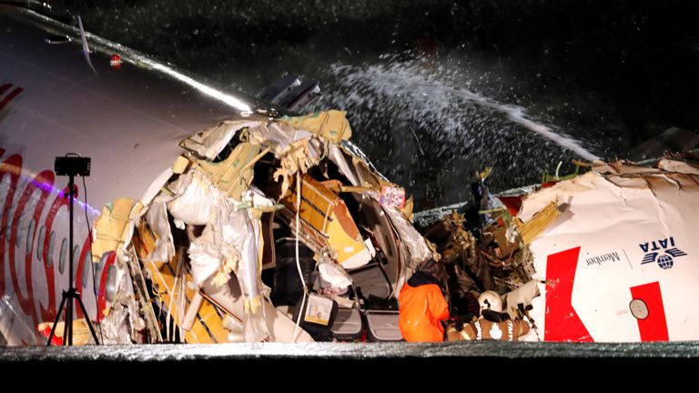 Les équipages sont au sol sur le site du crash