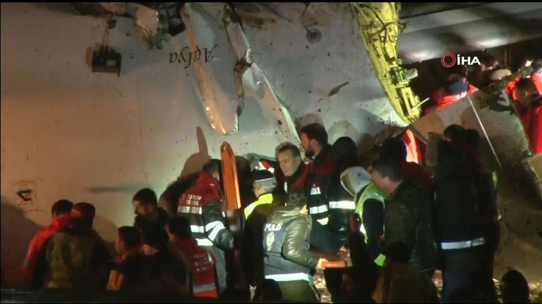 Les équipages semblent à la recherche de survivants dans l'épave