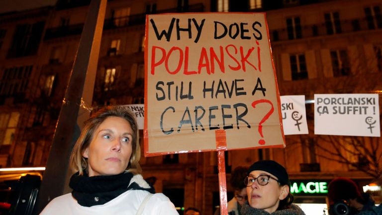 Des groupes féministes assistent à une manifestation contre le réalisateur Roman Polanski près du lieu de la cérémonie des César à Paris