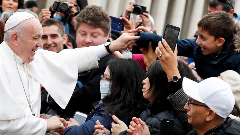 Mercredi, le pape François a été vu toucher des membres masqués d'une foule.