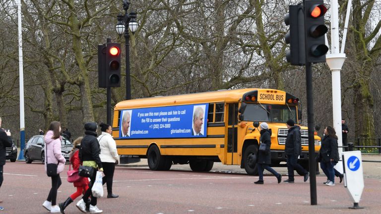 Le bus a été vu conduisant le long du centre commercial vers le palais de Buckingham