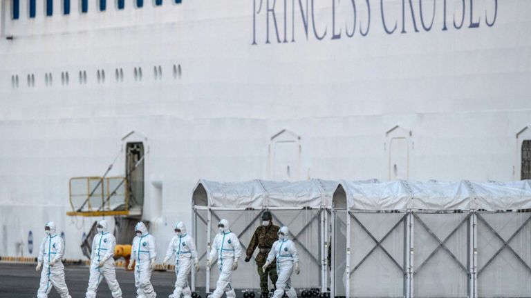 Au moins 135 passagers ont contracté un coronavirus sur le Diamond Princess, qui est mis en quarantaine au large des côtes du Japon