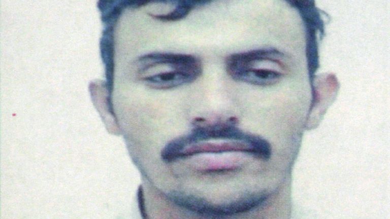 (FICHIERS) Dans ce fichier, une reproduction photo d'un combo de deux photos d'un chef militaire présumé du réseau al-Qaïda au Yémen, identifié comme Qassem al-Rimi (ou Qassim al-Rimi), montre l'activiste sur un document du ministère de l'Intérieur yéménite en deux images non datées différentes. - Le président américain Donald Trump a confirmé le 6 février 2020 que les forces américaines avaient tué le chef du groupe djihadiste Al-Qaïda dans la péninsule arabique au Yémen. Les Etats Unis 