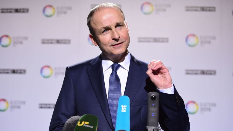 Le chef du parti de Fianna Fail, Micheal Martin, s'adresse aux journalistes à son arrivée pour le débat télévisé final à Dublin le 23 février 2016. Les sondages avant les élections prévues pour le 26 février montrent que l'Irlande pourrait être le dernier pays de la zone euro à faire face à l'incertitude politique en tant que Premier ministre Enda Kenny et son gouvernement de coalition actuel pourrait avoir du mal à former une majorité pour un deuxième mandat. / AFP / LEON NEAL (Le crédit photo doit se lire LEON NEAL / AFP via Getty Images)