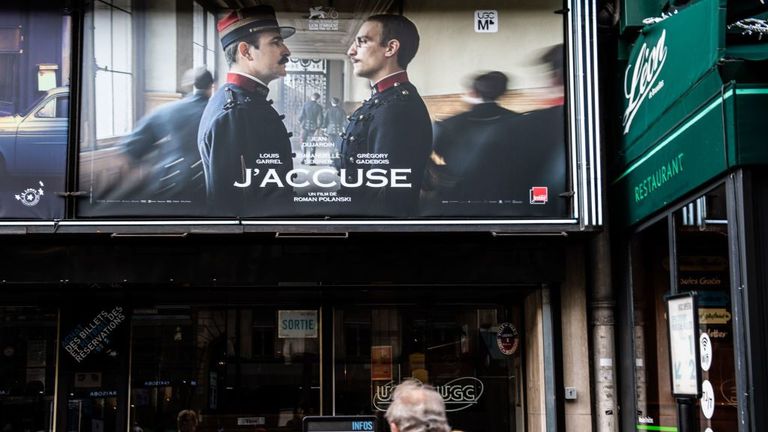 Une affiche pour J & # 39; accusé affichée sur un cinéma à Paris