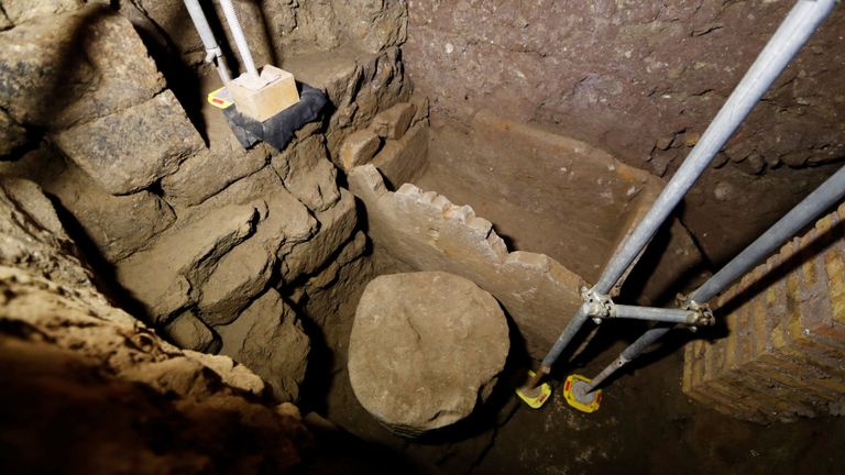 Le sarcophage en pierre a été trouvé à côté d'un bloc de pierre en forme de cylindre