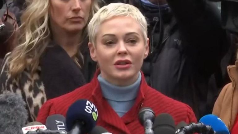 Rose McGowan a livré un message ouvert à Harvey Weinstein devant le tribunal