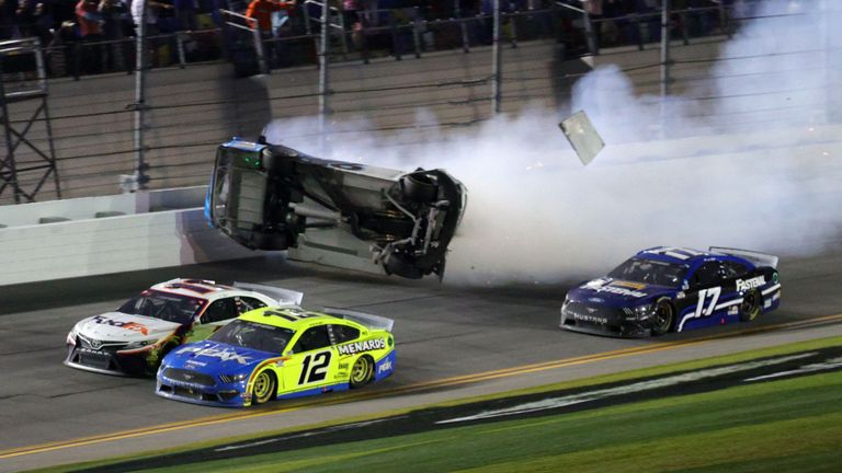 DAYTONA BEACH, FLORIDE - 17 FÉVRIER: Denny Hamlin, pilote de la FedEx Express Toyota # 11, l'emporte sur Ryan Blaney, pilote de la # 12 Menards / Peak Ford, tandis que Ryan Newman, pilote de la # 6 Koch Industries Ford, se bloque et se retourne derrière eux lors de la 62e édition de la NASCAR Cup Series à Daytona International Speedway le 17 février 2020 à Daytona Beach, en Floride. (Photo de Chris Graythen / Getty Images)