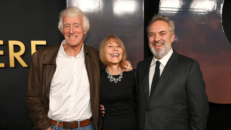 HOLLYWOOD, CALIFORNIE - 18 décembre: (L-R) Directeur de la photographie Roger Deakins, James Ellis Deakins et réalisateur / producteur / écrivain Sam Mendes assister à la première de Universal Pictures & # 39; 