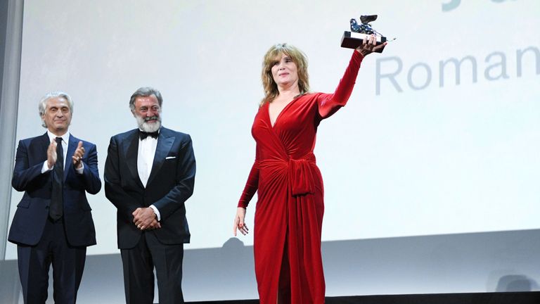 Emmanuelle Seigner reçoit le Silver Lion Award - Grand Jury Prize for An Officer And A Spy au nom de son mari Roman Polanski
