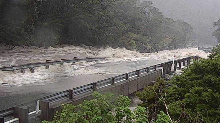 Une route est partiellement submergée dans les eaux de crue de Southland, en Nouvelle-Zélande. Photo: Agence des transports de Nouvelle-Zélande